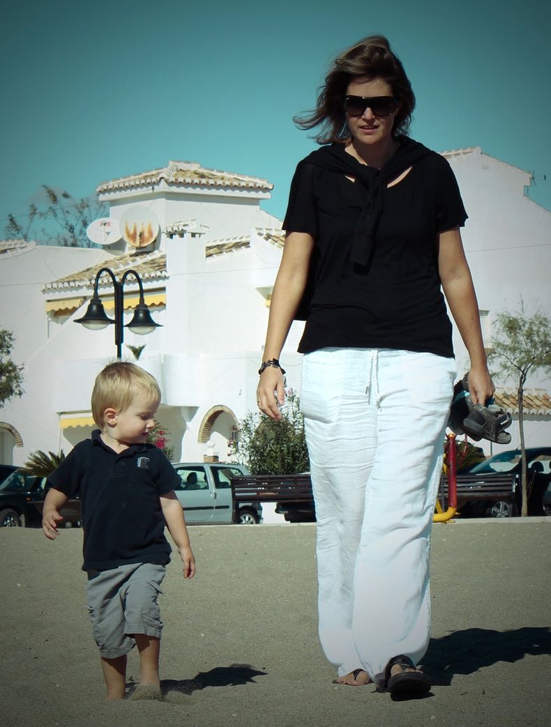 Mijn jongste zoon en ik op het strand in Spanje
